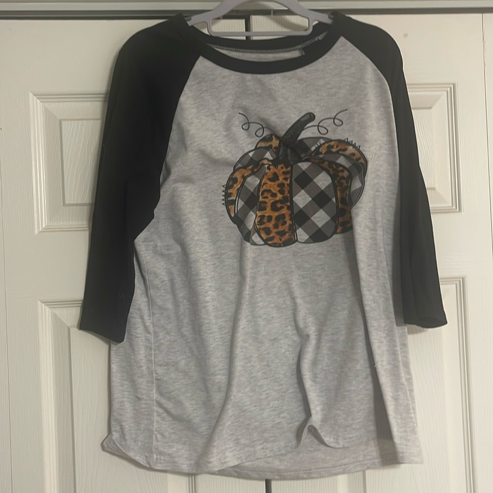Never worn and super cute fall shirt.